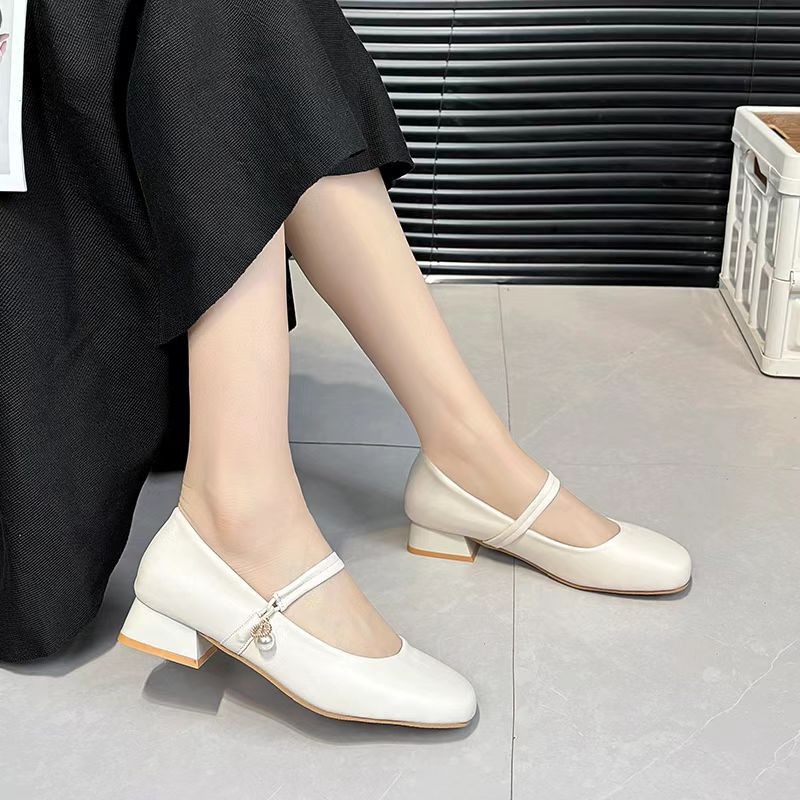 La primera capa de piel de vaca simple zapatos de moda para mujeres verano 2026 nuevo estilo simple de moda versátil tacones gruesos colgantes de perlas