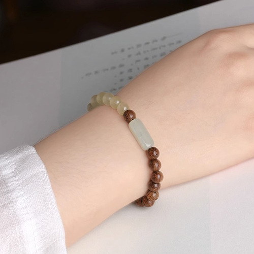 A women's bracelet made of fragrant sandalwood, green sandalwood, zitan, and haitan wood, adorned with Hetian jade and gold-thread sandalwood, a niche cultural accessory for enthusiasts of traditional crafts.