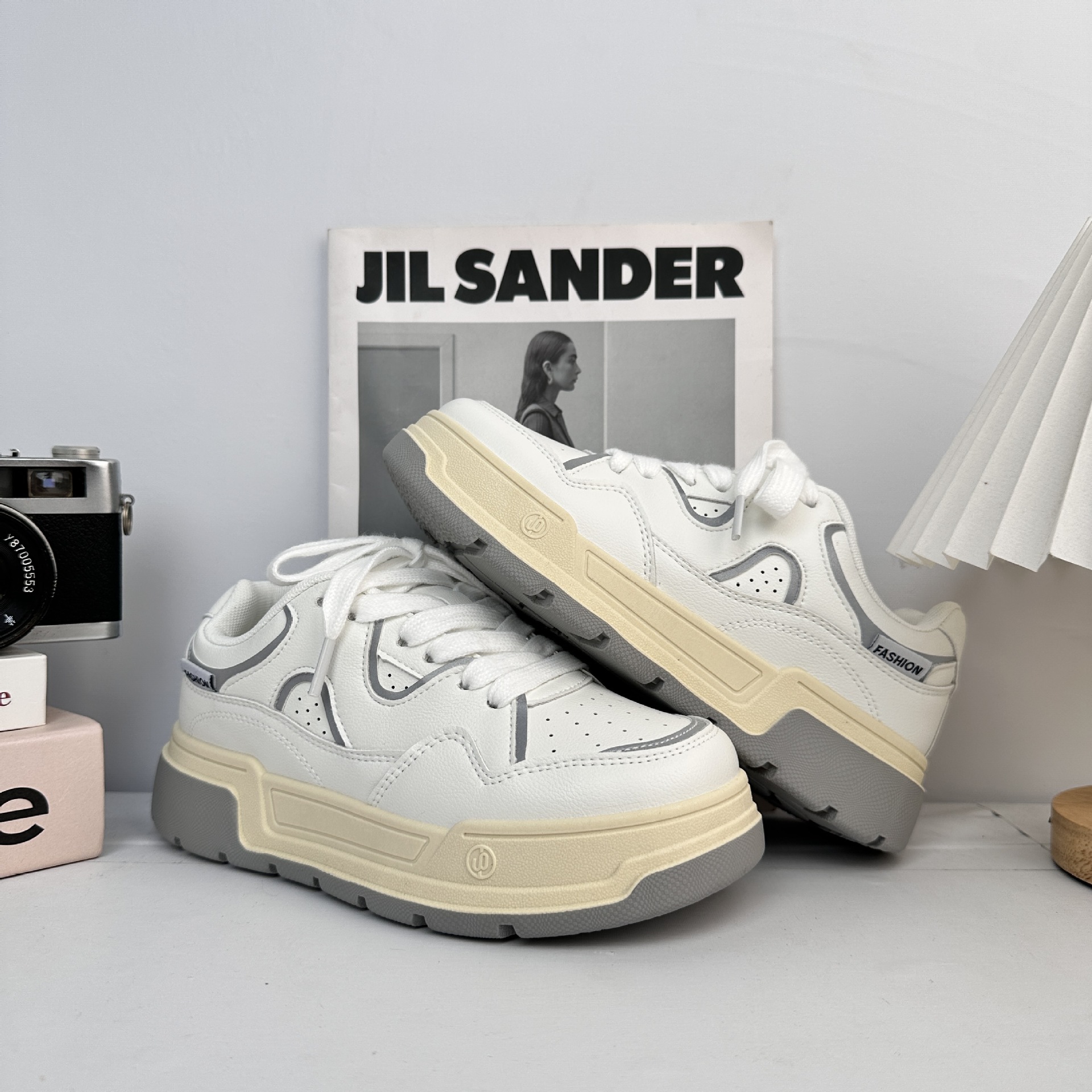 Yuanbo nicho no golpear zapatos de skate para mujeres 2025 nuevo primavera y otoño zapatos blancos de suela gruesa zapatos de pan universal