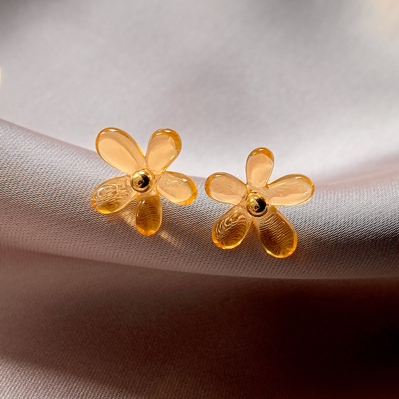 Oversized Sculptural Clear Acrylic Clip-on Earrings With Modern European Design. Hypoallergenic, Tarnish-resistant And Comfortable To Wear. Eye-catchi_voghion.com
