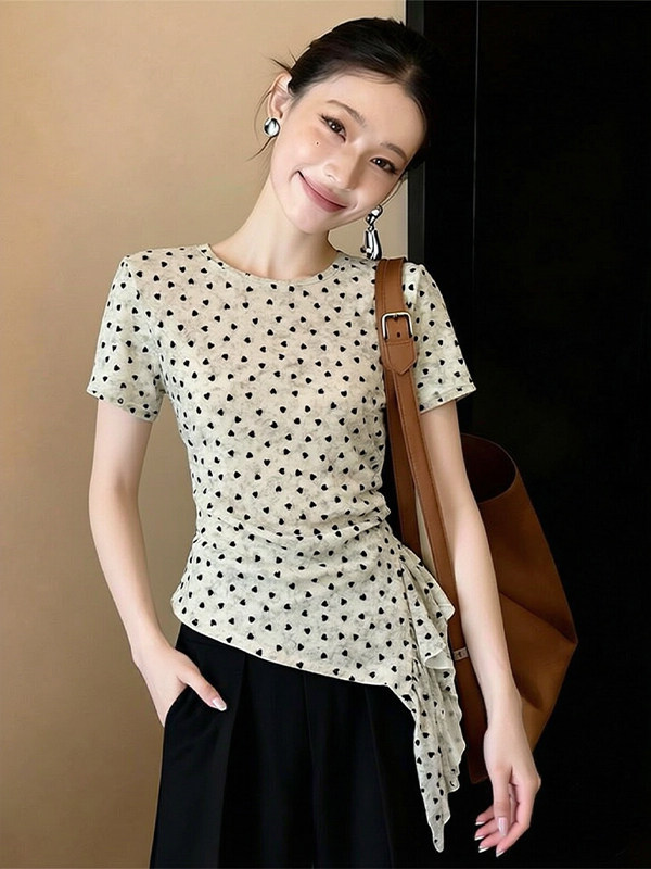 Áo thun nữ cổ tròn tay ngắn họa tiết chấm bi, vạt bất đối xứng, thiết kế eo thon — màu đen