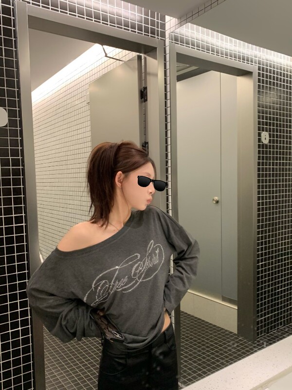 SUNONEONE 烫钻印花多穿宽松慵懒长袖T恤女秋季露肩辣妹针织上衣|undefined