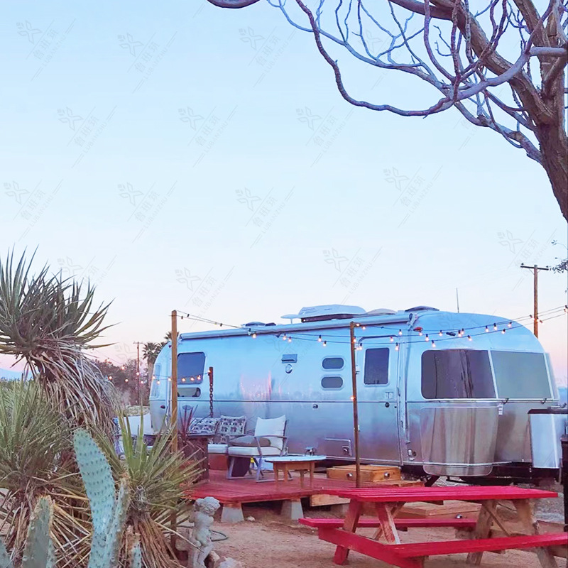 Campamento de remolque americano RV al aire libre picnic luz lujo fresco coche Internet celebridad al aire libre cielo estrellado móvil RV