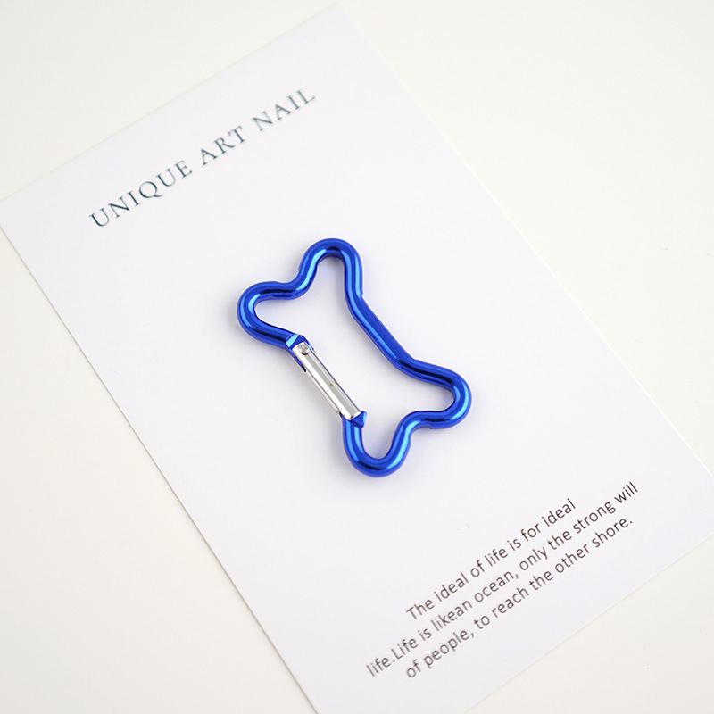 バックパックにフックを掛けて登山ボタンを掛けます。