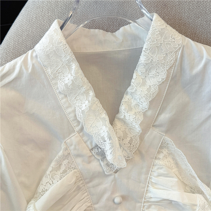 Vêtements pour femmes - Chemisier blanc à manches cloche et col en V à volants - Style romantique français - Haut tendance et jeune_voghion.com