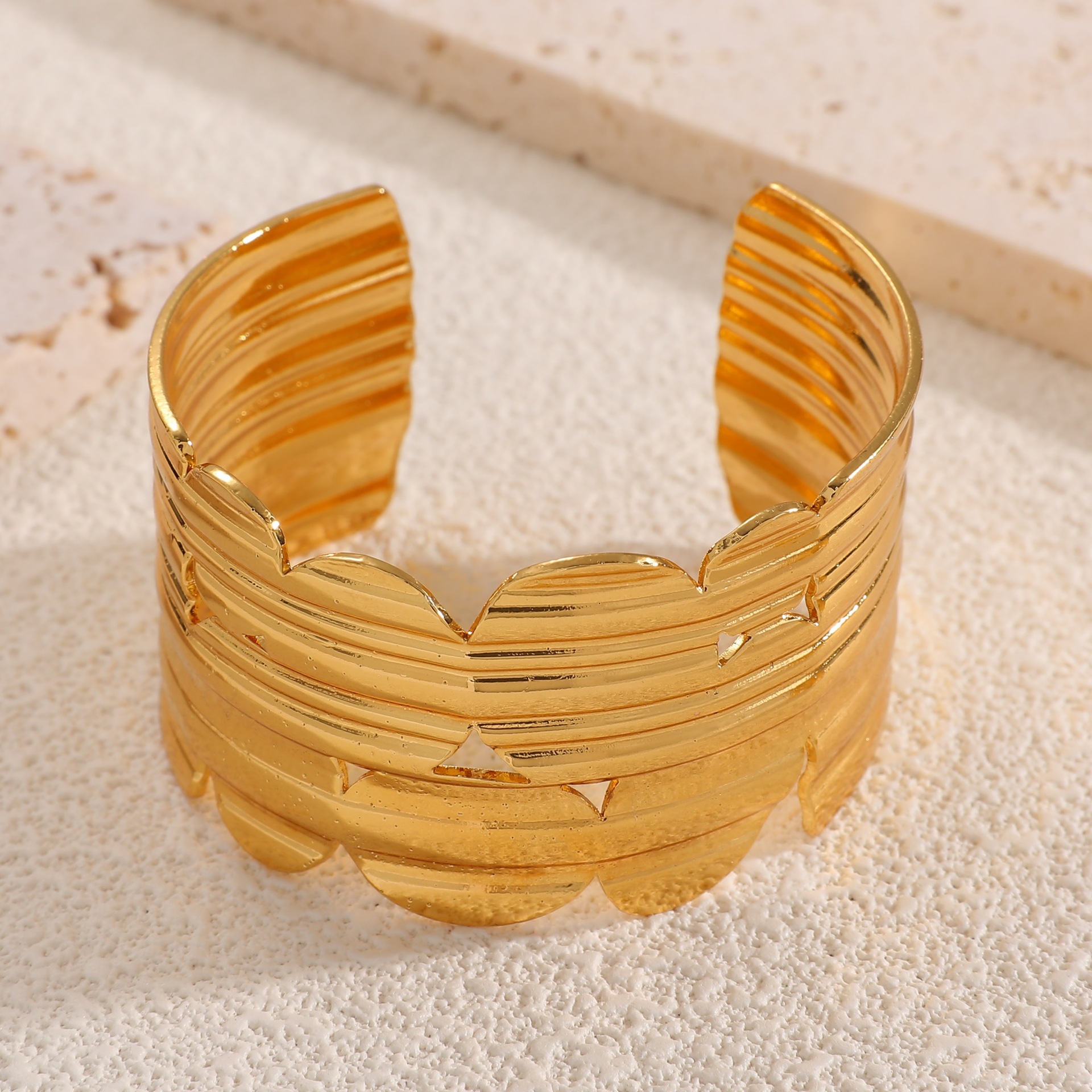 Europa y los Estados Unidos oro galvanizado imitación de frita abertura pulsera temperamento pulsera de moda transfronteriza lujo ligero alta sensación de joyas al por mayor