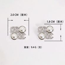 小香女式时尚通勤高级精致白金色方形珍珠双C水钻耳饰耳钉