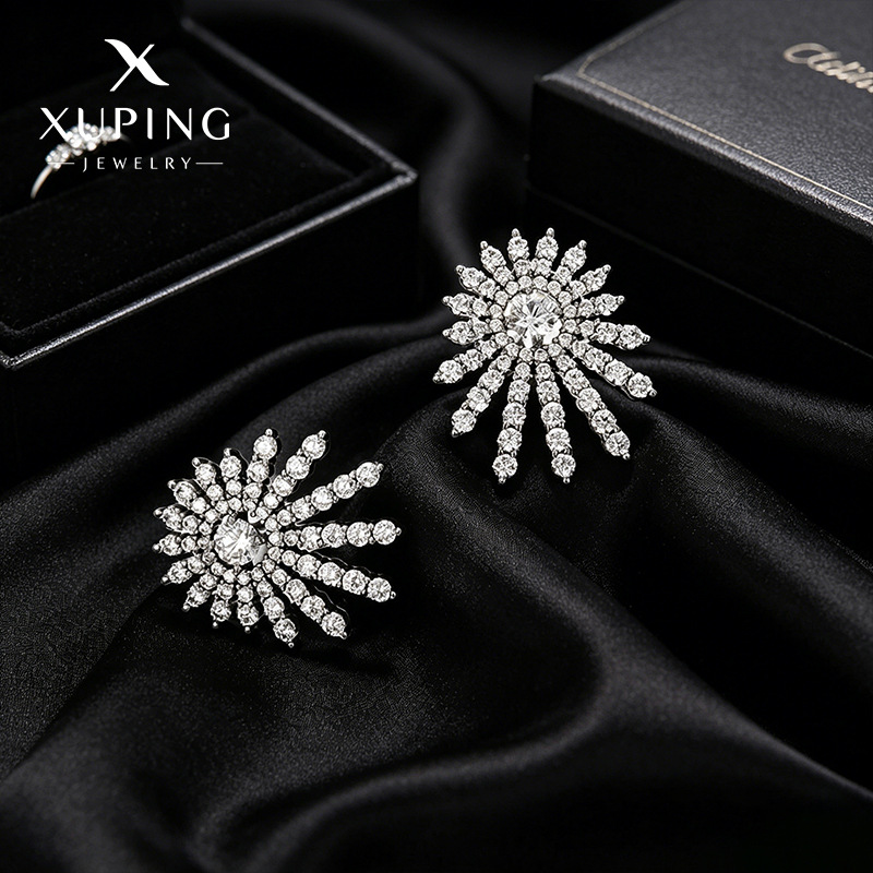 Xuping aleación de cobre chapado blanco micro incrustado de invierno de invierno pernos de nieve lujoso estilo ligero personalidad exagerada auriculares al por mayor