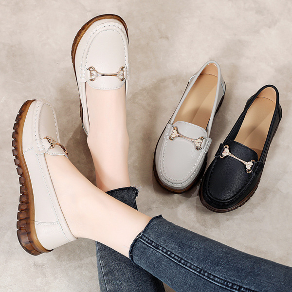 “mom shoes” made of soft leather
