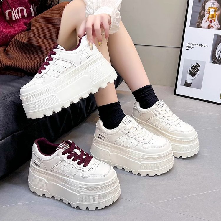 8cm de altura zapatos de suela gruesa zapatos de cuero pequeños zapatos blancos para mujeres 2025 primavera nuevos zapatos de muffins casuales cómodos zapatos de skate