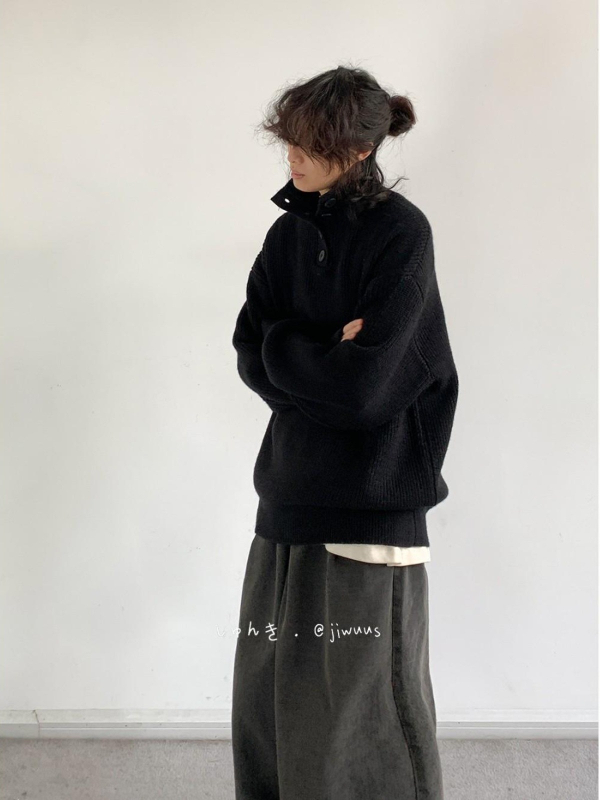 秋冬の日本系のレトロな百合の半高襟の保温のセーターの男性の女子学生のゆったりしているBF風の純色のニットの上着のファッション