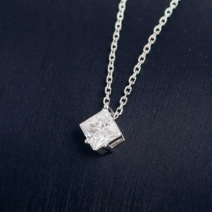 Simple and generous K gold princess square moissanite necklace clavicle chain sugar pendant niche accessories source factory