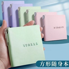 ポケットの四角いノートは携帯して持ち歩いています。