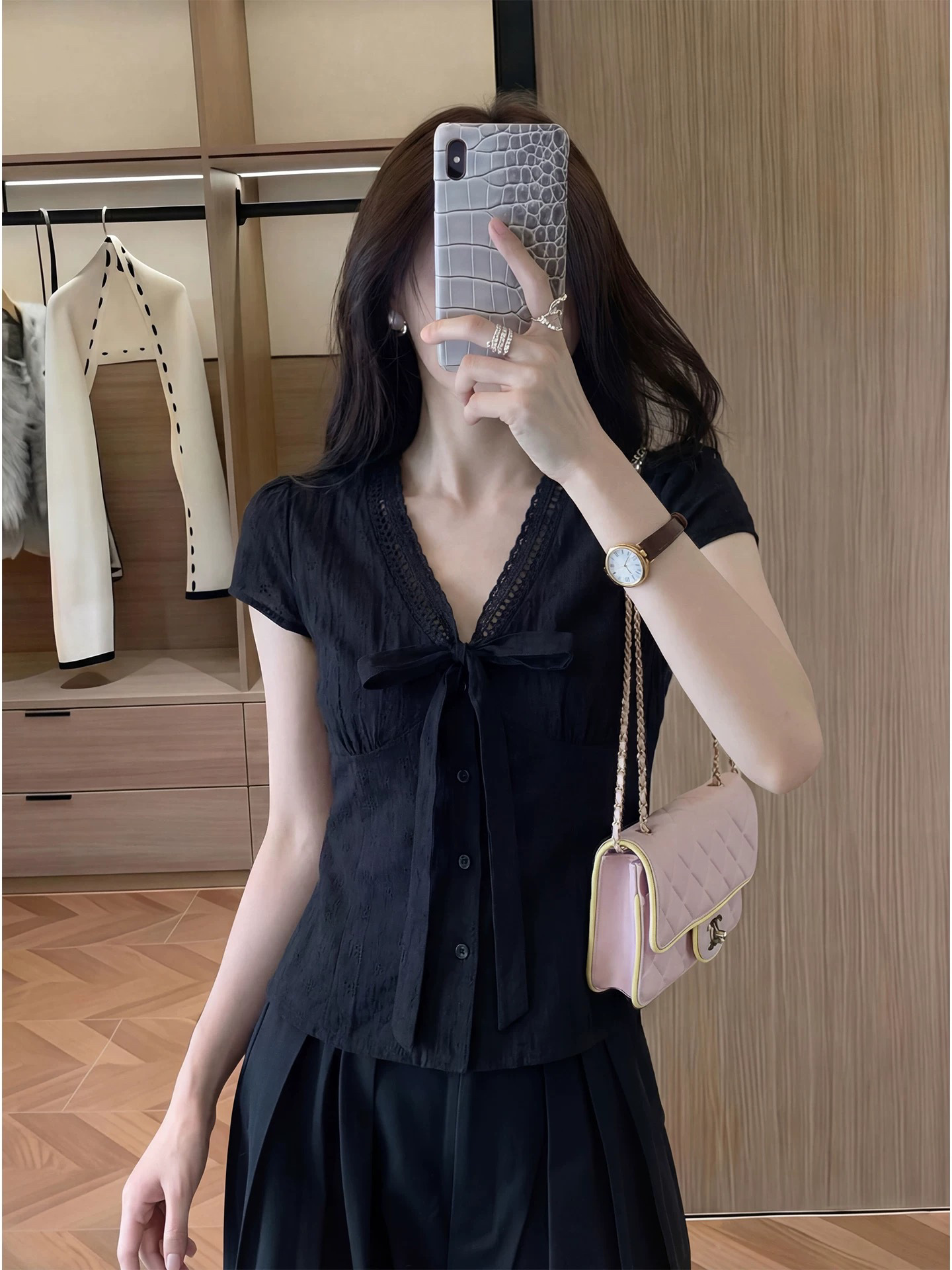 Áo sơ mi ngắn tay ren cổ chữ V phong cách Pháp, dáng suông tay ngắn — màu đen