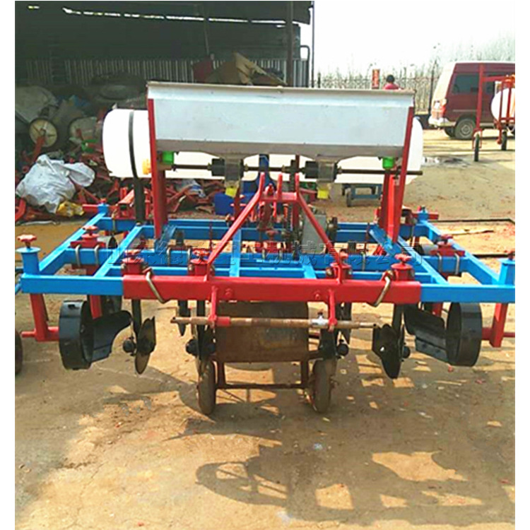 花生覆膜播种机拖拉机后置4行花生种植机农用施肥打药覆膜一体机
