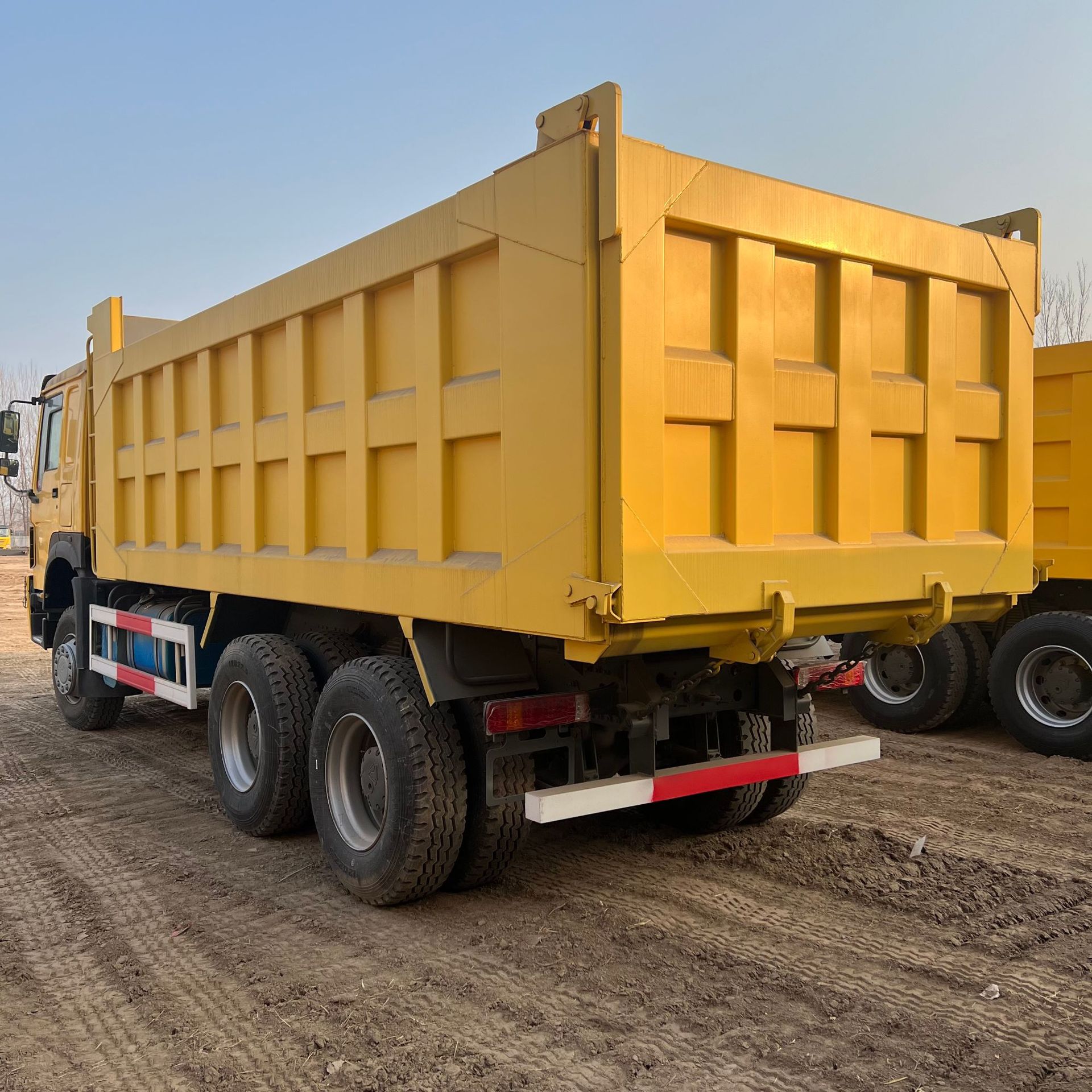 Cross-Border Direct Sales of African Heavy-Duty Howo Engineering Dump Trucks, 371 Horsepower, 10-Wheel Dump Trucks, Ore Transport Trucks