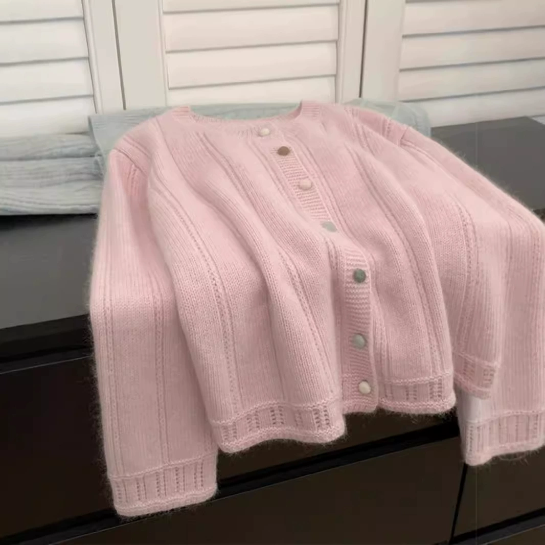 Универсальный вязаный кардиган во французском стиле для женщин, осень-зима 2025, свитер-пальто для ношения под одеждой, мягкий и нежный топ.