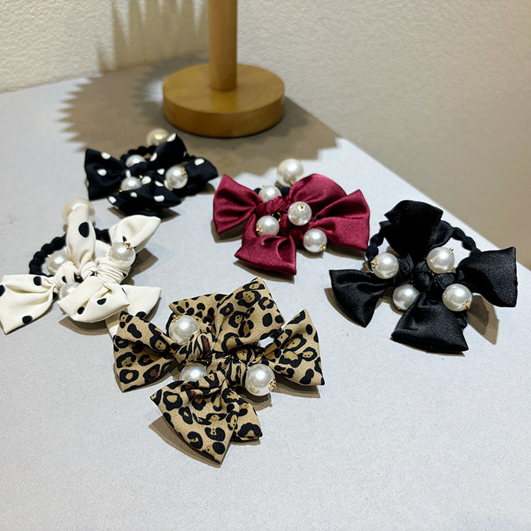 Elastico per capelli in raso a pois con fiocco e perla elegante_voghion.com