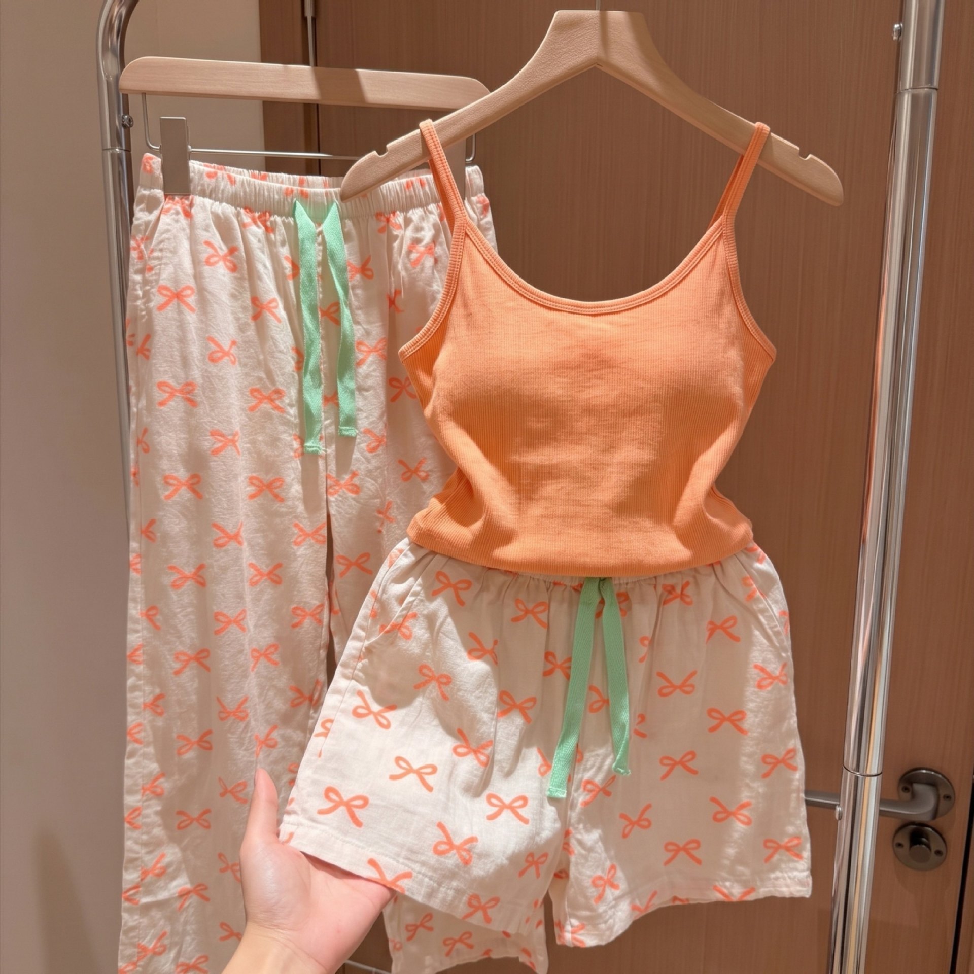 Qadın yay pijama dəsti - narıncı kamisol və şort, sinə yastıqlı