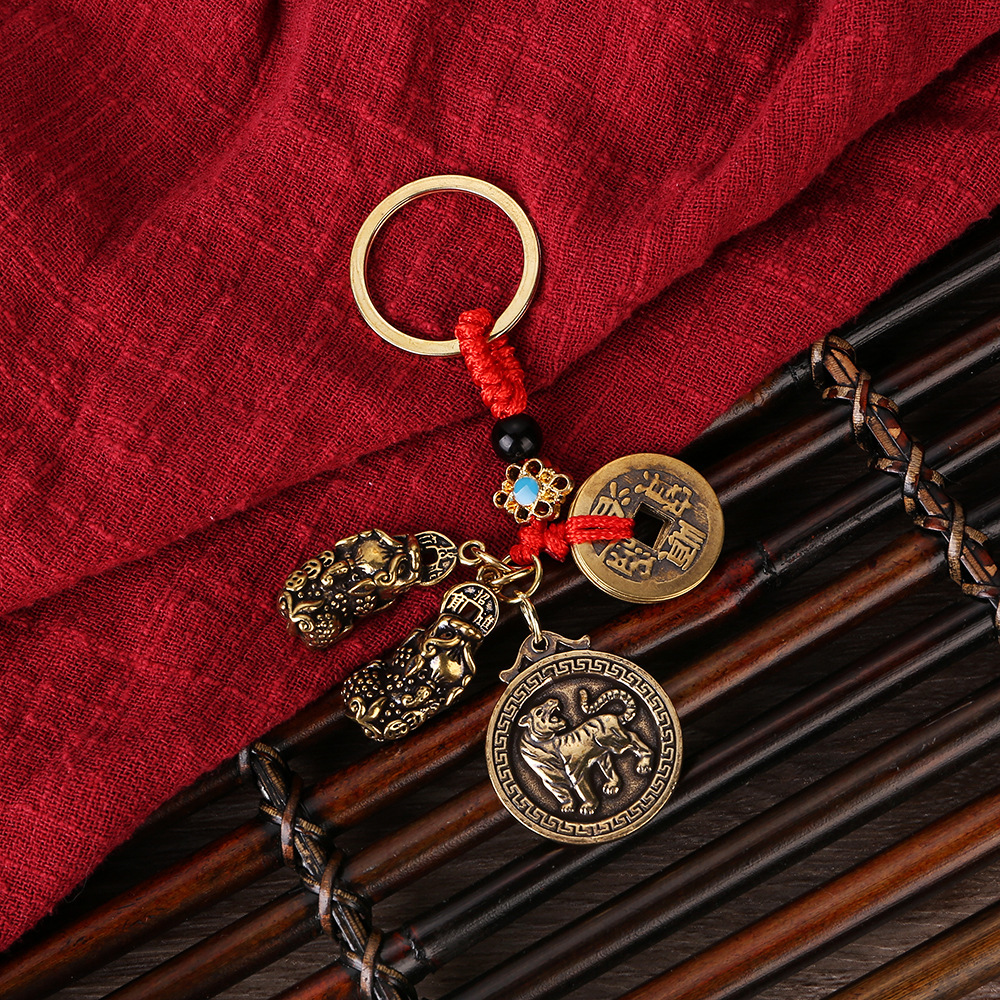 Latón cuerda roja cinco emperadores doble Zodiaco suerte tarjeta llavero retro hombres y mujeres Zodiaco aleación coche colgante