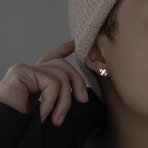 Cross pendant earrings for men, American-style ear rings, cool and stylish men's earrings, pure silver single earrings for men, light luxury American-style male earrings.