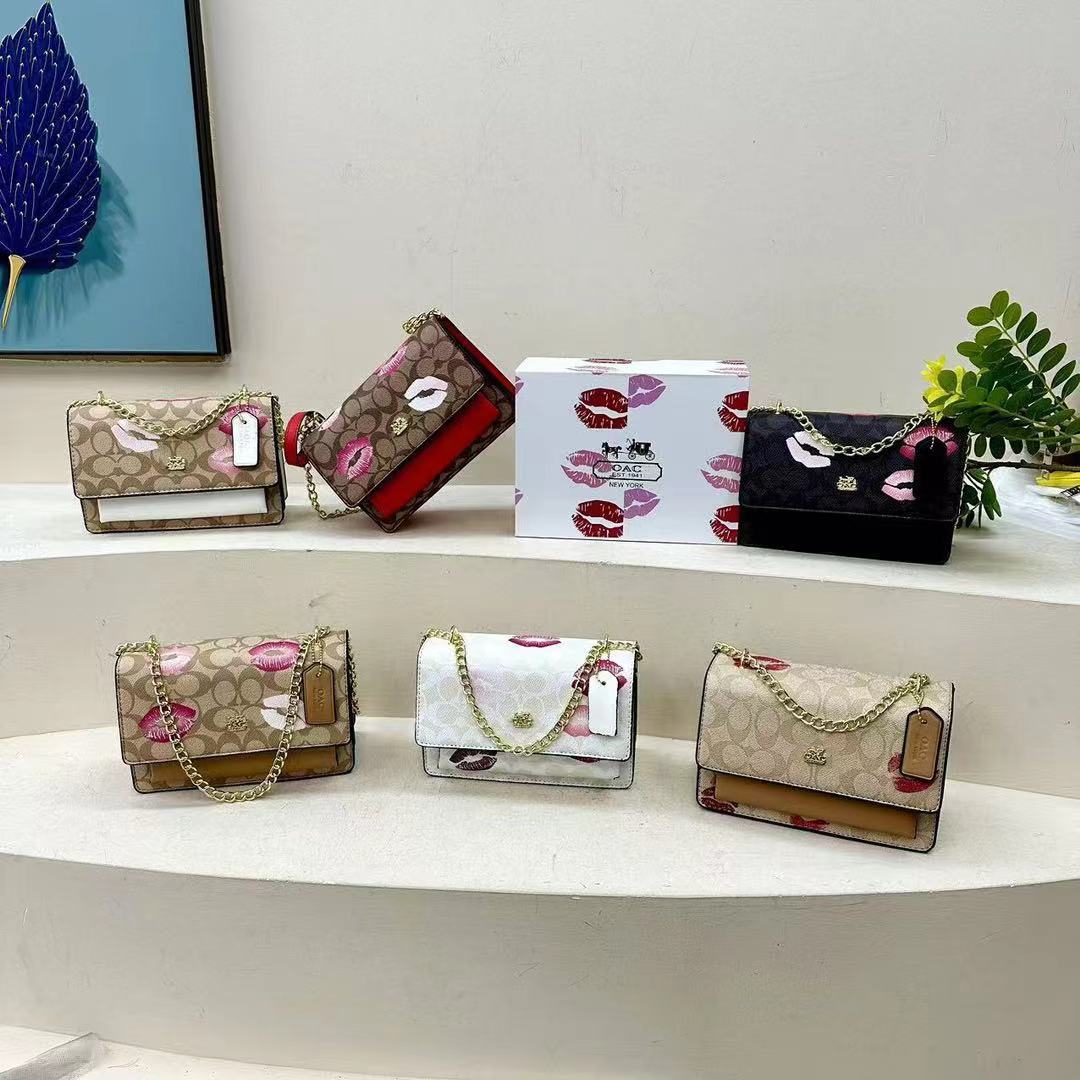 Venta al por mayor transfronteriza 2024 otoño e invierno comercio exterior nueva cadena de color empalme bolsa cuadrada pequeña tendencia de impresión de labios bags pequeños