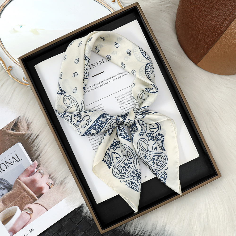 Flor de anacardo de todo fósforo transfronterizo blanco 70 bufanda cuadrada sensación de alta calidad para mujer bolsa atada para atar cabello bufanda de seda de imitación de cuello al por mayor