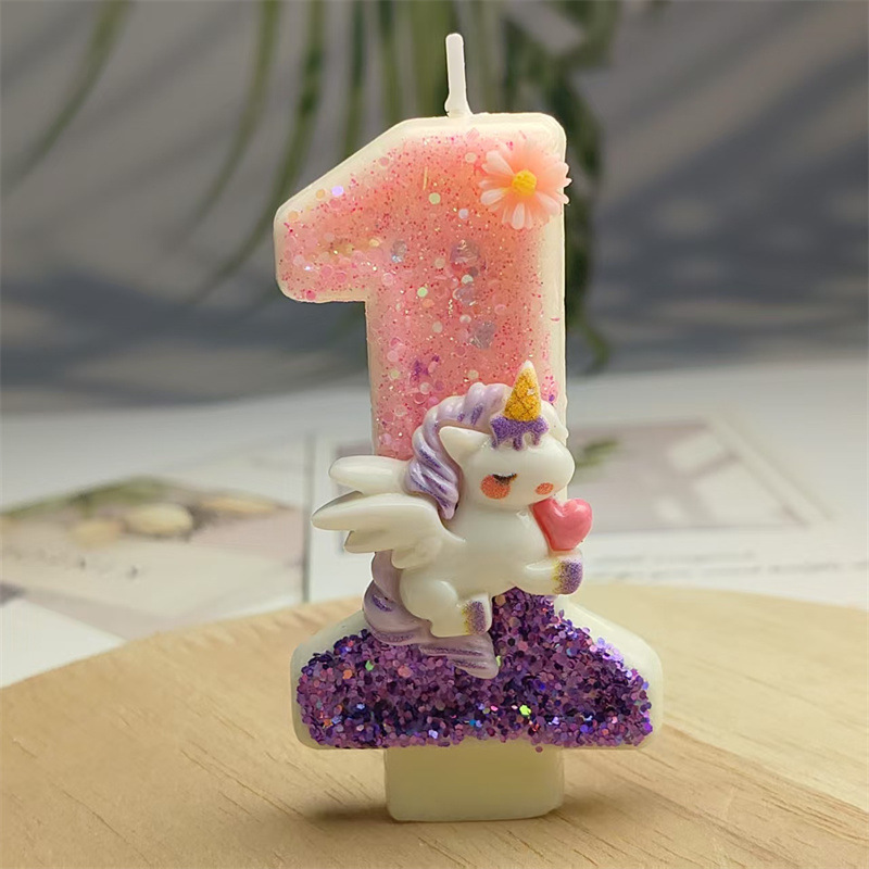 クリエイティブなデザインのかわいい漫画のユニコーンの誕生日キャンドルケーキの雰囲気の誕生日の装飾キャンドルの色が鮮やかです|undefined