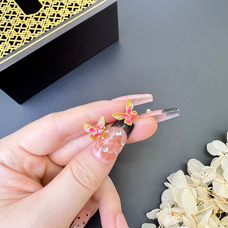 Nuevos productos vietnamitas arena lujosa ligera estilo de moda gradiente mariposa pernos de orejas nicho no se desvanecerá el diseño de joyas al por mayor