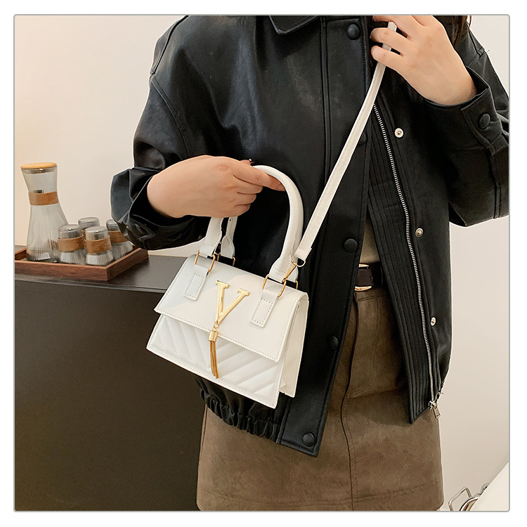 This year, trendy, fashionable and high-quality handbags are in vogue. Women's bags with stylish tassels and unique diagonal patterns are single-shoulder crossbody women's bags undefined