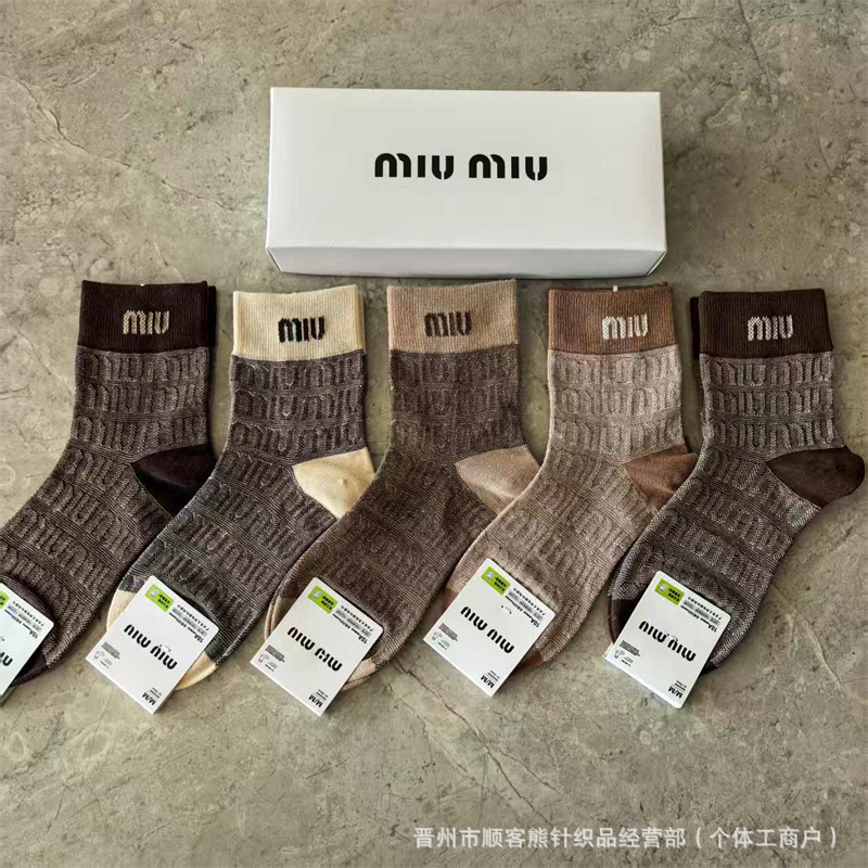 新製品 miumiu 綿靴下箱入り 5 足ミッドチューブレディースソックス水玉文字トレンディソックスシンプルでファッショナブルな外国貿易靴下|undefined
