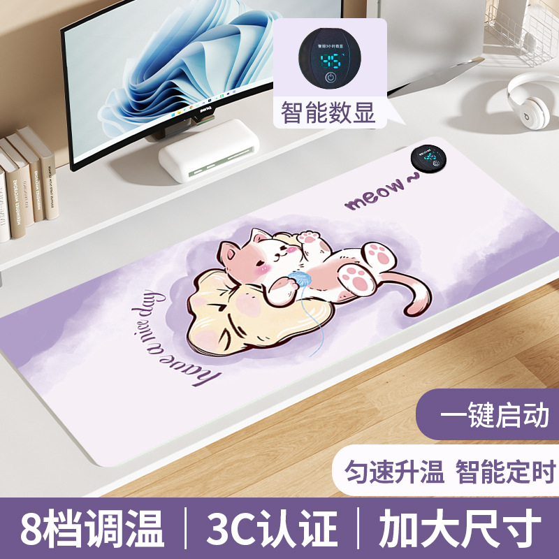 Gatito con bola de hilo púrpura