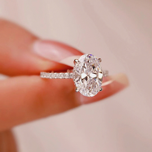 Live stream supply wholesale light luxury European and American four-claw simulated moissanite diamond engagement rings large carat oval pigeon egg rings for women