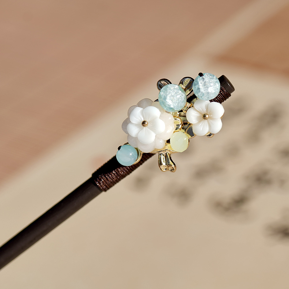 古典的な優雅なヘアピンの時代の髪飾り漢服のチャイナドレスの頭飾り江南ヘアピンの木のステップは花嫁の結婚ヘアピンを揺さぶっています。