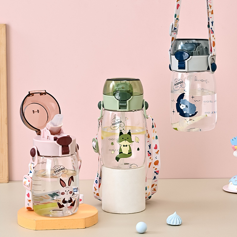 Botella de agua con diseño de dibujos animados y correa para el hombro, de alta estética, nuevo modelo 2024 para estudiantes, taza infantil de plástico portátil y bonita para la escuela en verano. image 6