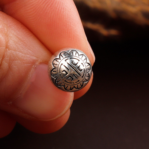 Silver-plated solid copper buttons with floral carving, traditional Chinese clothing buttons, Qipao and Tangzhuang style Hanfu buttons, retro auspicious cloud Chinese style round buttons with pearls.