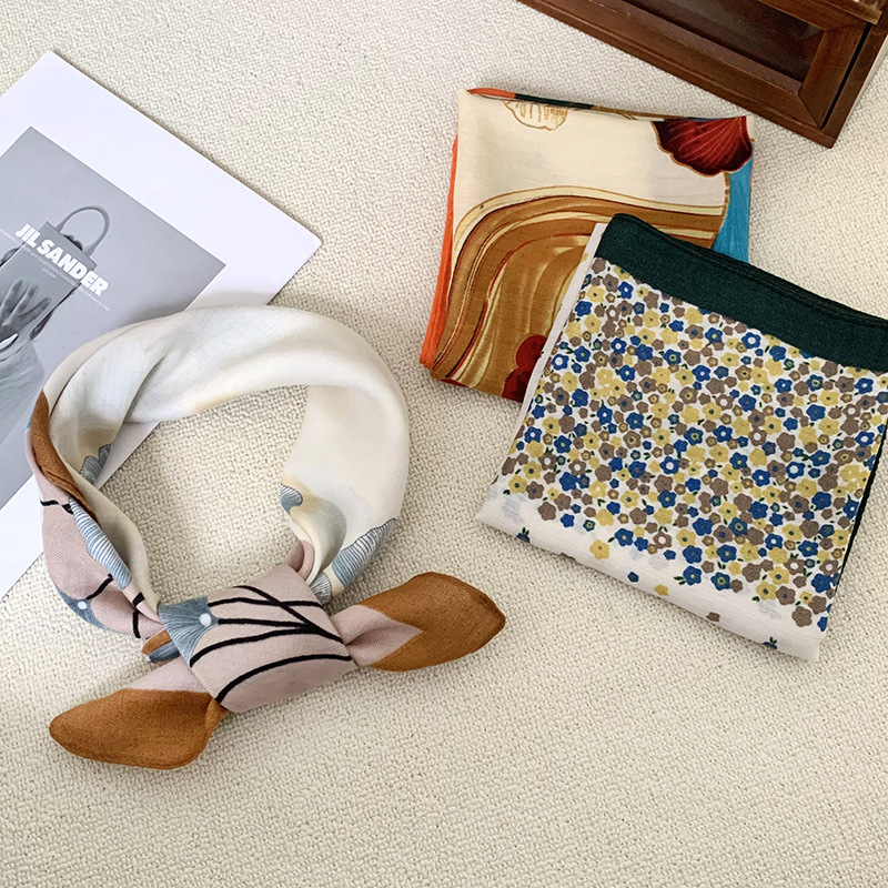 Bufandas de seda cuadrada alta sensación2025 nueva alta sensación de decoración caliente bufandas de cuello bufandas de flores bufandas de seda al por mayor