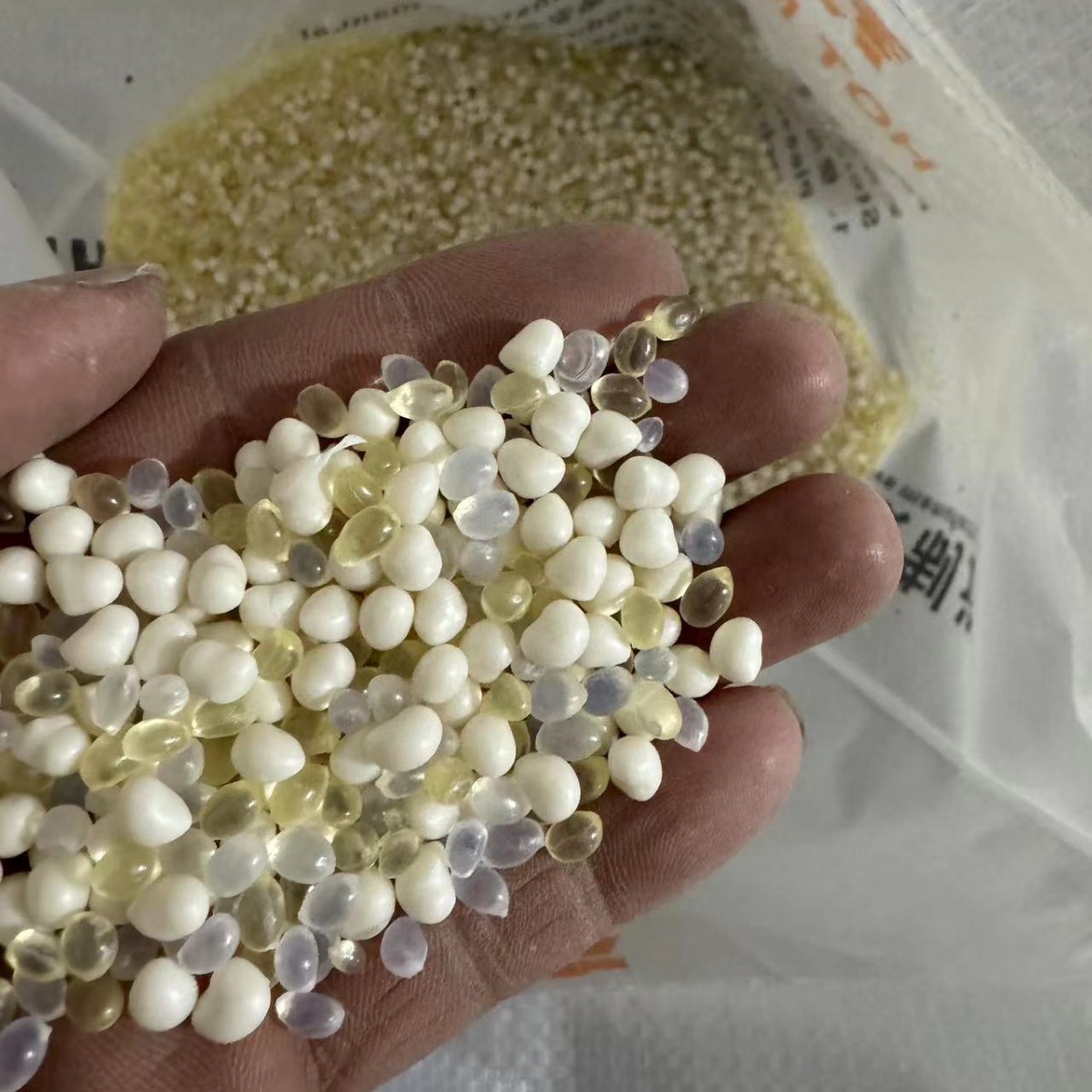 装饰画塑料PVC包边条 热熔胶 胶粒 白色黄色混合 一公斤价格