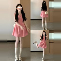 小柄なノースリーブチョッキのワンピースの子供は夏2025年の新型のお茶を休んでフランスのナシの形の体つきをして腰の短いスカートを収めます。