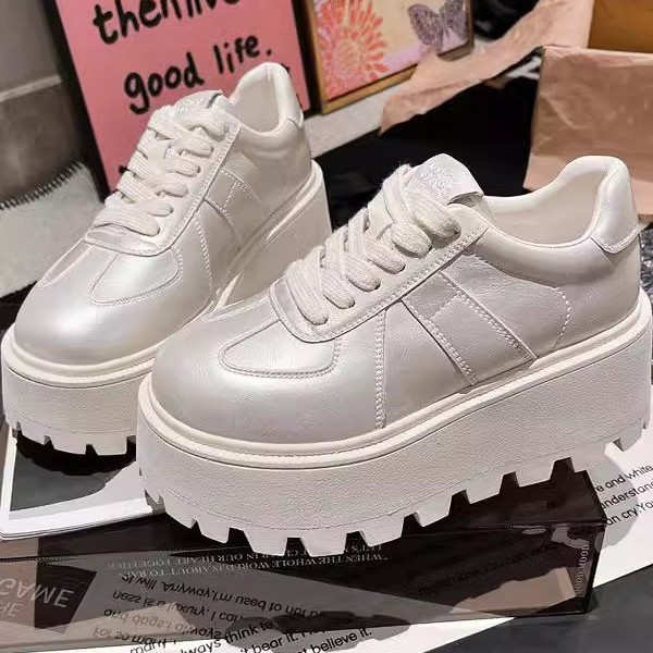 Muffins de cuero de fondo grueso, zapatos blancos perlados, zapatos de skate casuales, zapatos de pan de entrenamiento, zapatos de altura para mujeres.
