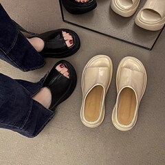ソフト牛革 ~ スリッパの女性は2025夏の新型の糞を踏んでいます。