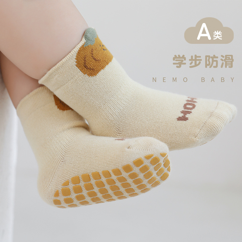 Calcetines de piso de bebé 2023 Otoño e Invierno Nuevo interior antideslizante pegamento de fondo completo niño lindo dibujos animados niños y niñas calcetines de media pantorrilla