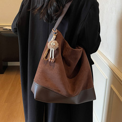 松弛感复古麂皮绒包包女2025新款通勤百搭斜挎包大容量单肩托特包