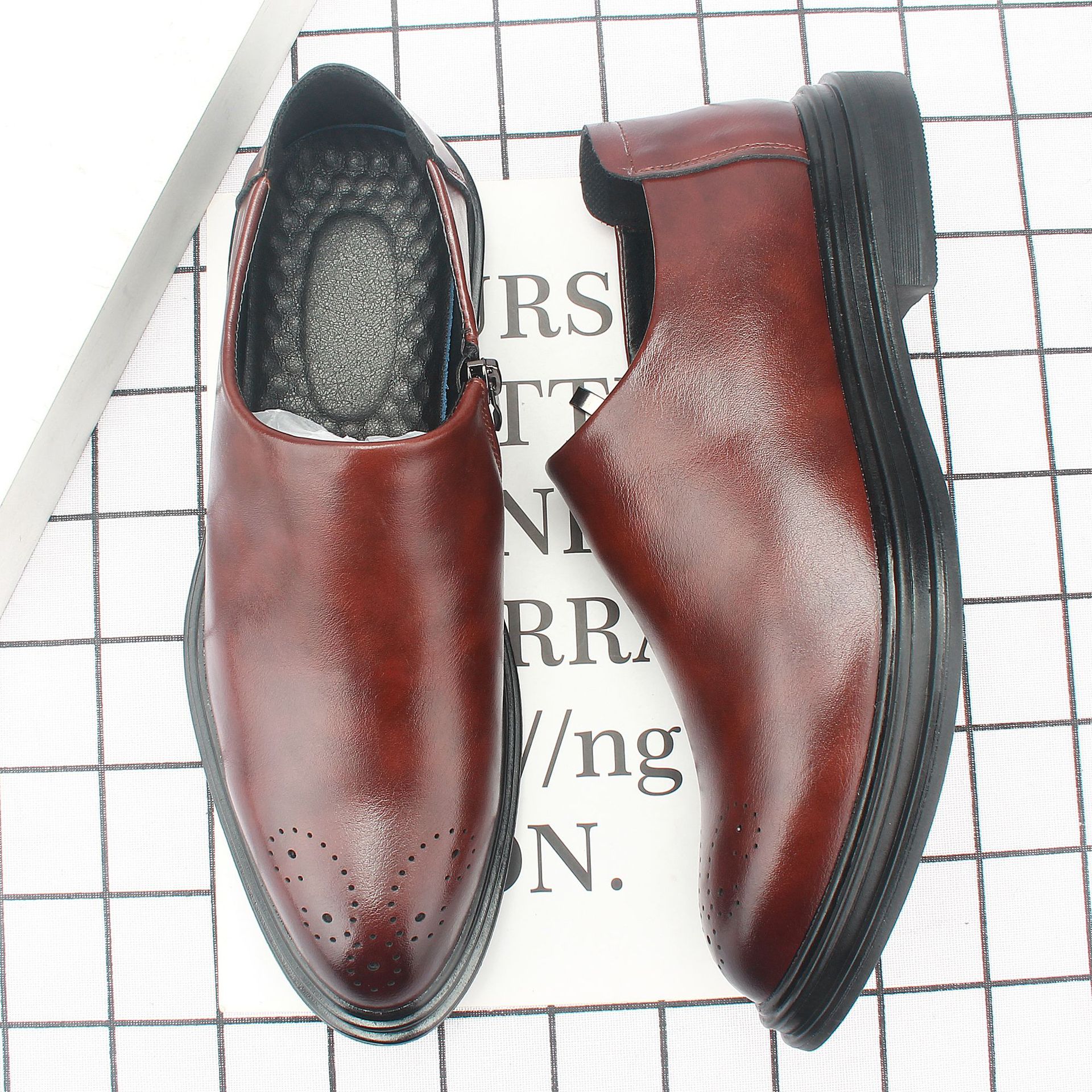 �ļ�͸����ʿӢ����������ƤЬ�к����׽�һ�ŵż�ͷ������Ь7829