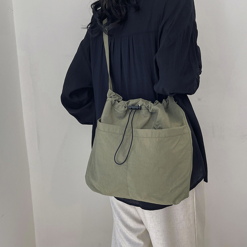 A stylish single-shoulder crossbody bag for 2024, a large-capacity casual commuting bag for classes, and a beautiful and fashionable underarm bag for women undefined