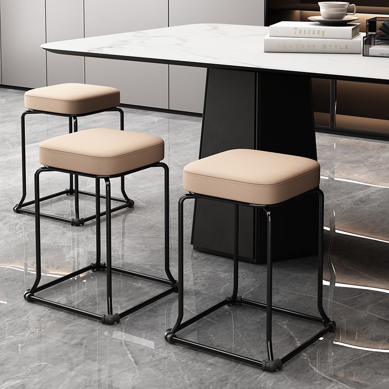 Taburete redondo de envoltura suave, silla de comedor de hierro forjado, taburete cuadrado sólido moderno, taburete de acero apilable para el hogar