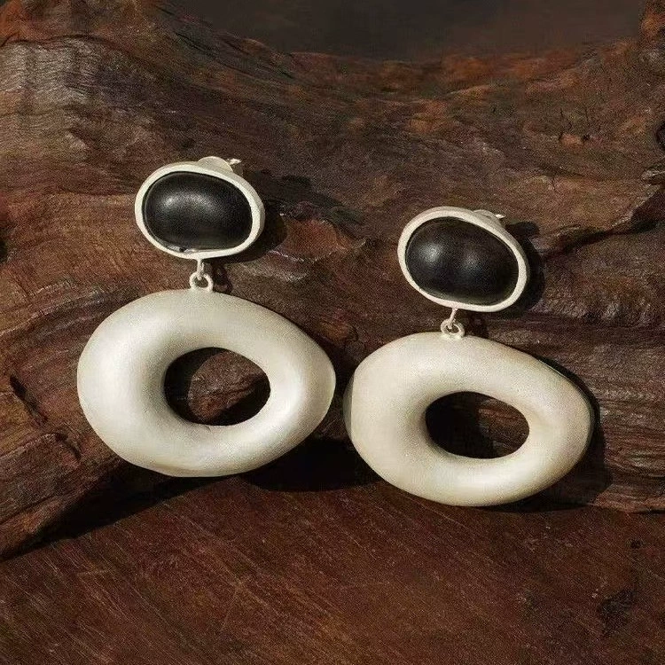 Маленькие дизайнерские матовые модные серьги ручной работы из ebony sandalwood, стиль высокого качества