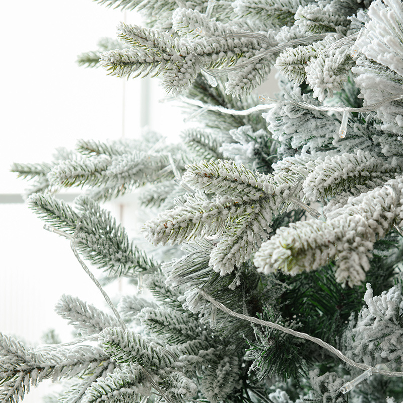 Árbol de Navidad transfronterizo con nieve que cae, adornos navideños, cedro gigante flocado, lujoso árbol de Navidad cubierto de nieve con luces.