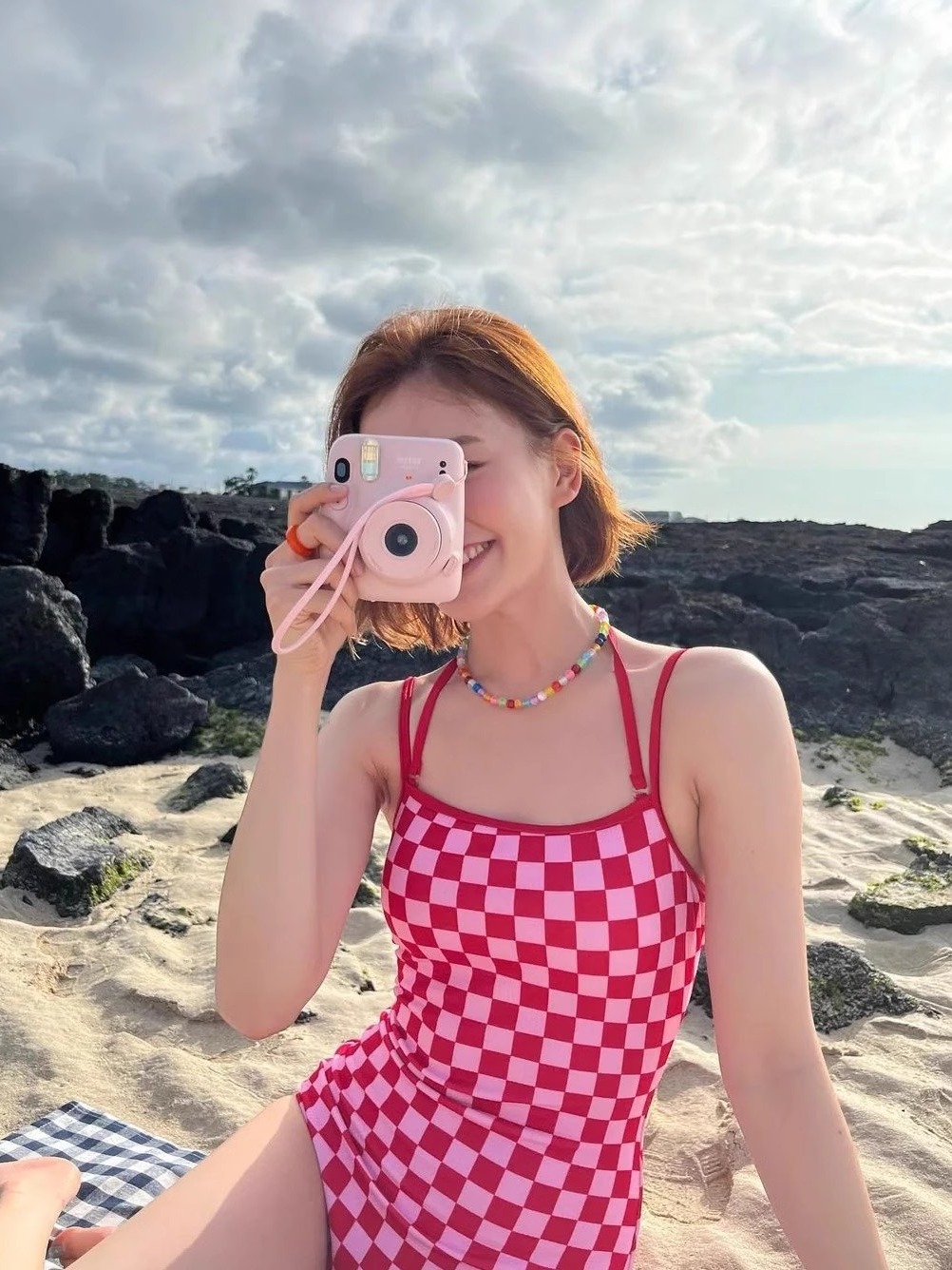 Trajes de baño para mujeres 2024 nuevo estilo de primavera de agua caliente para mujeres puro deseo de viento conservador sexy pechos pequeños unidos retro correa de cuadrillas rojas