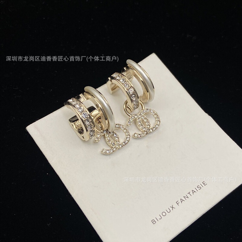 女性用のリアルショットの小さな香りの半円ダブルCイヤリング、ヨーロッパとアメリカのホットガールファッションハイバージョンの香りのおばあちゃんのイヤリング、多用途のイヤリング|undefined